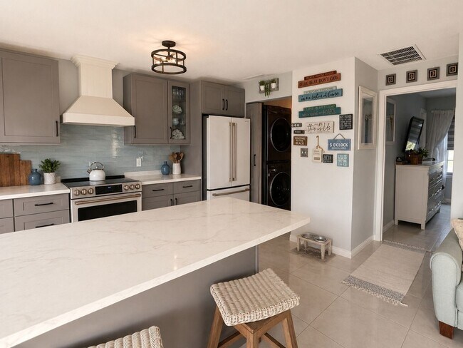 Building Photo - 5215 Coquina Key Dr SE