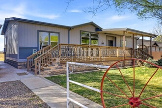 Building Photo - 313-East 1/2 E 1/2 St N