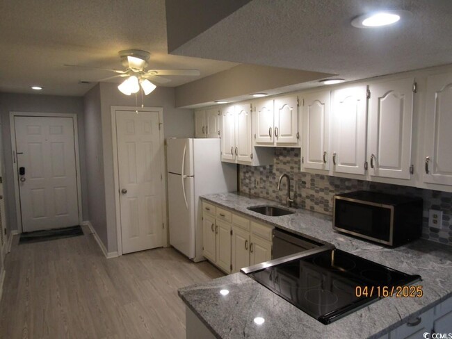 Building Photo - 4230 Pinehurst Cir