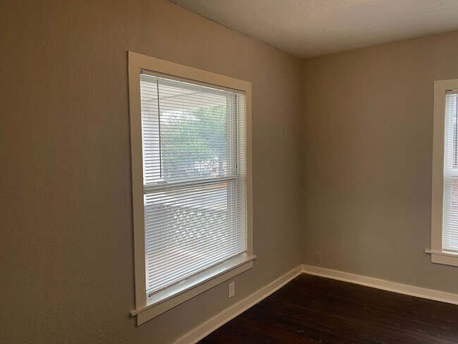 Foto del edificio - Huge 4 Bedroom house for rent !!!!!!