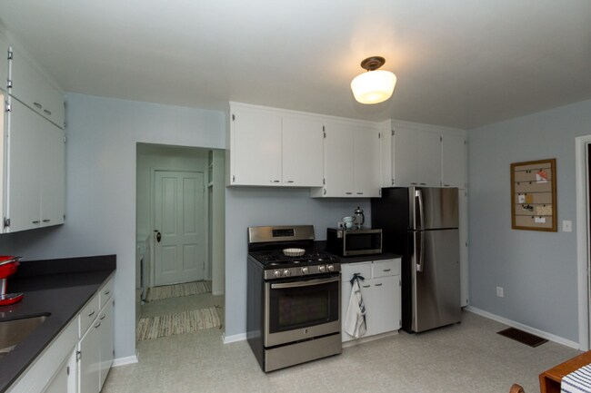 Building Photo - 415 11th Ave NE