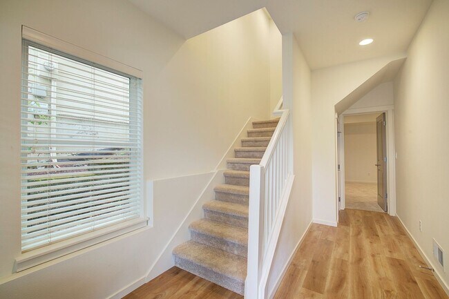 Building Photo - 3Bd/2.5Ba Issaquah Home