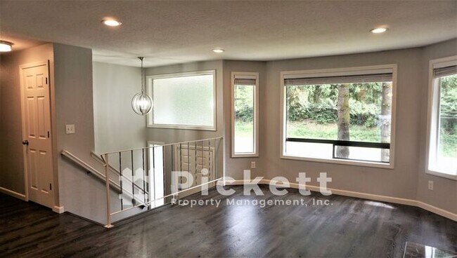 Building Photo - 3 Bedroom Home Near Lake Symington