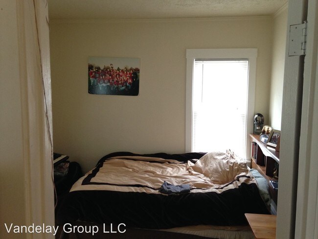 Building Photo - 3 br, 1 bath House - 1121 E Pleasant St