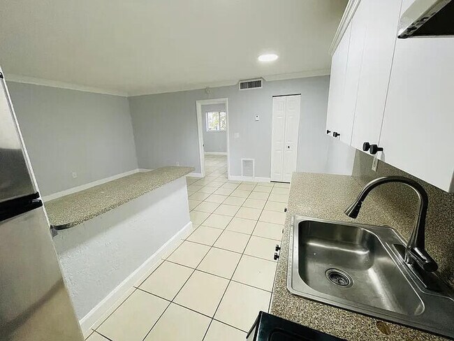 Foto del edificio - 890 NW 45th Ave