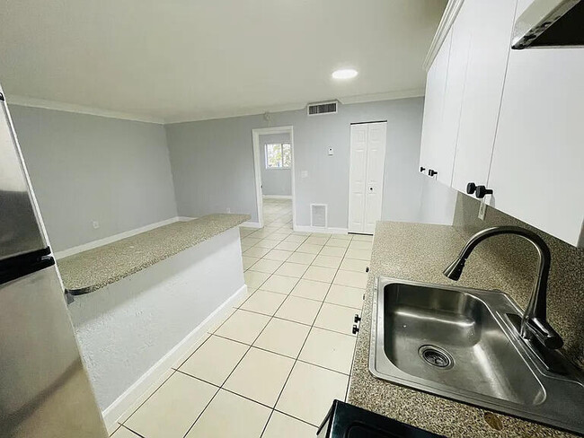 Building Photo - 890 NW 45th Ave