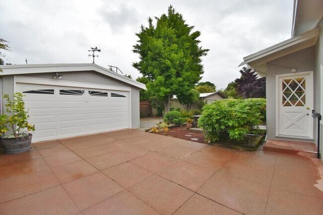 Building Photo - 3 bedroom in Oakland CA 94602