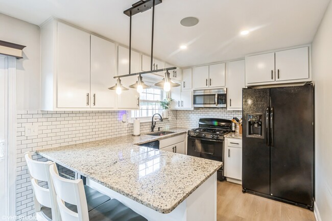Foto del edificio - 300 Ascot Ln