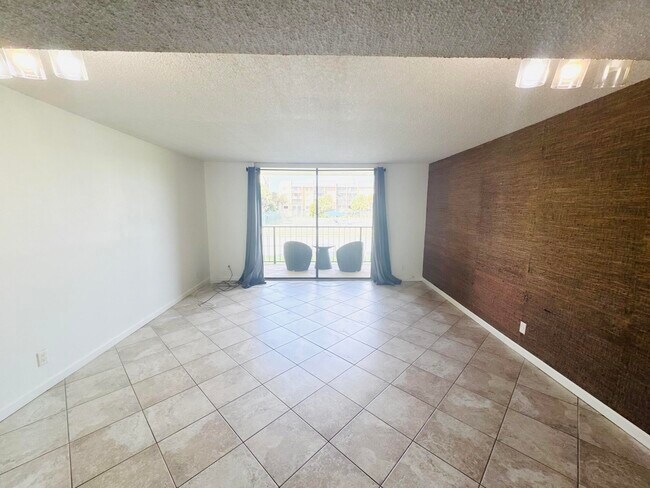 Building Photo - 2820 Tennis Club Dr