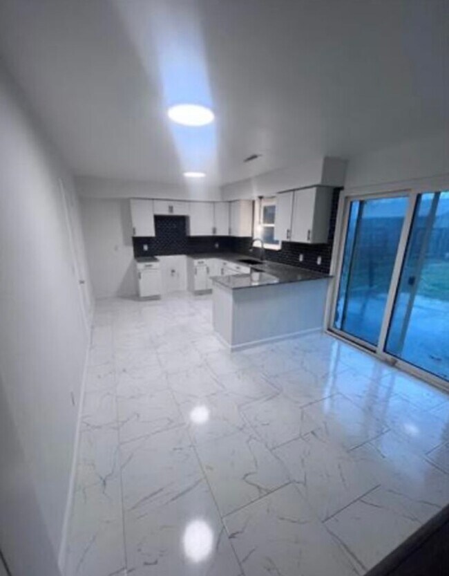 Foto del edificio - Looking for a shorter lease term? Available for 6-9 month lease.