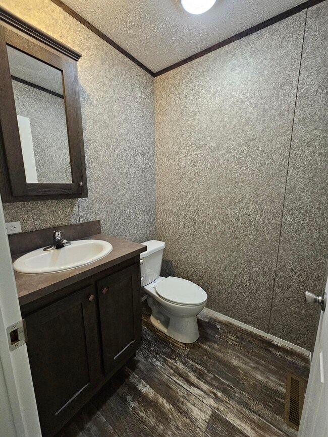 Foto del edificio - 244 Blossom Ln