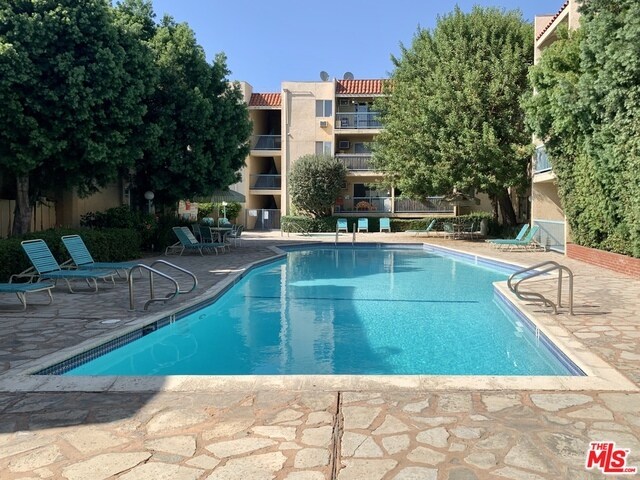 Foto del edificio - 18307 Burbank Blvd