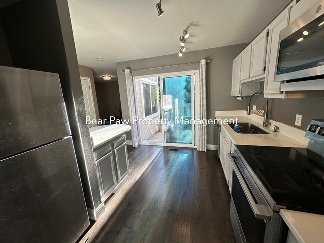 Foto del edificio - Spacious 3-Bed, 3-Bath Gem in Arvada!"