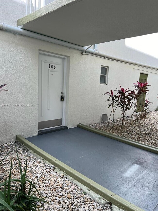 Building Photo - 4235 N University Dr