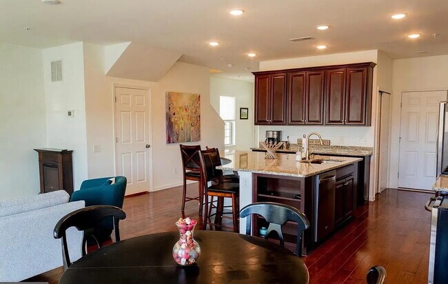 Building Photo - 49 Locks Farm Ln