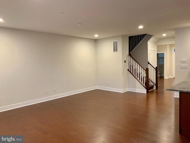 Building Photo - 406 Redbud Ln