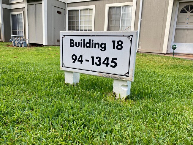 Foto del edificio - Beautiful 2-bedroom, 1-bath townhouse with 1 assigned parking stall located in a quiet