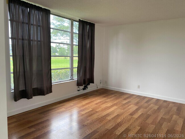 Building Photo - 2751 S Palm Aire Dr