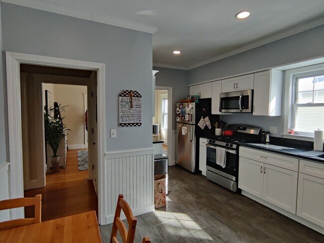 Building Photo - Large Fully Renovated Unit in Oak Sq. Free...