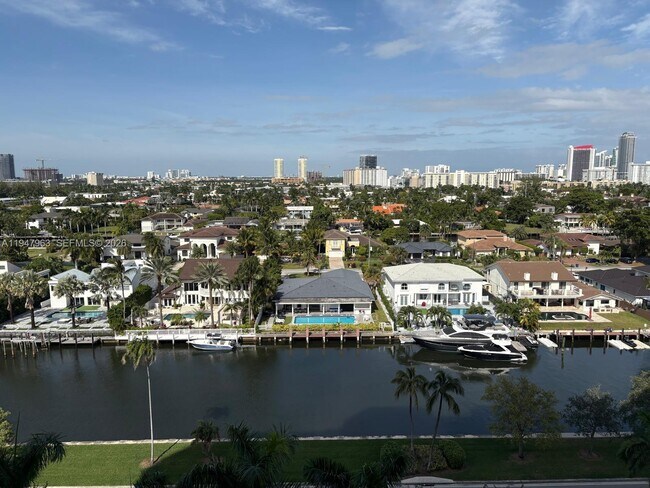 Foto del edificio - 3600 Yacht Club Dr
