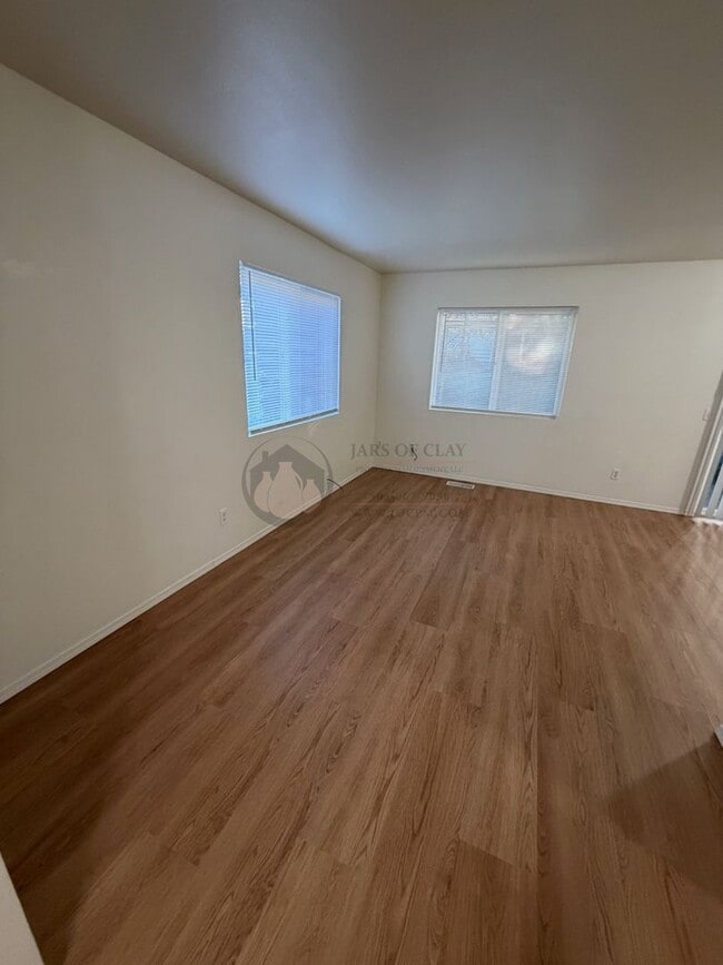 Foto del edificio - Charter Triplex #2023-LL723