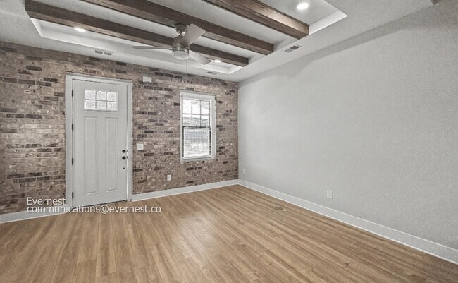 Foto del edificio - Charming 3BR/3BA Hoover Home with Fenced-In Yard & Modern LVP Flooring