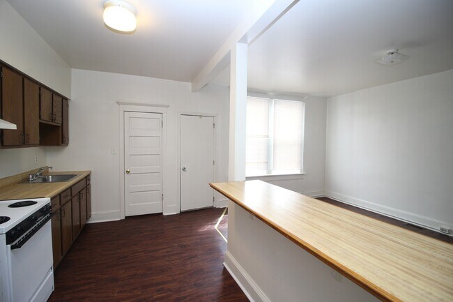 Foto del edificio - 2445 N Calvert St