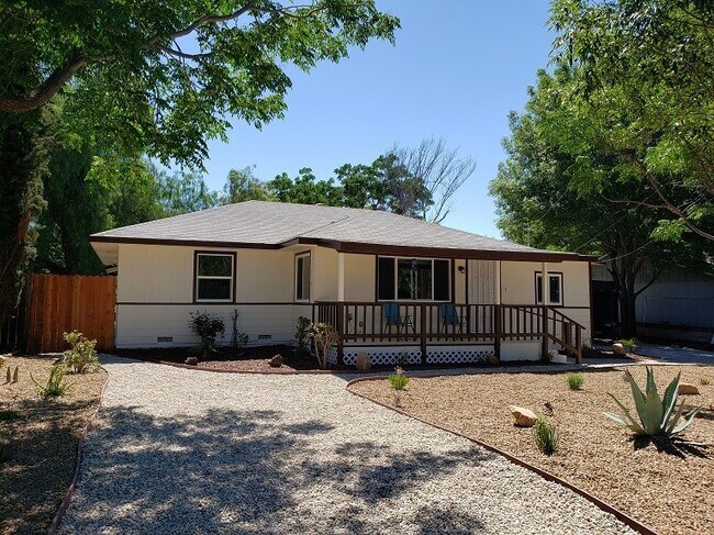 Foto del edificio - Beautifully remodeled 3+2 Ojai single fami...