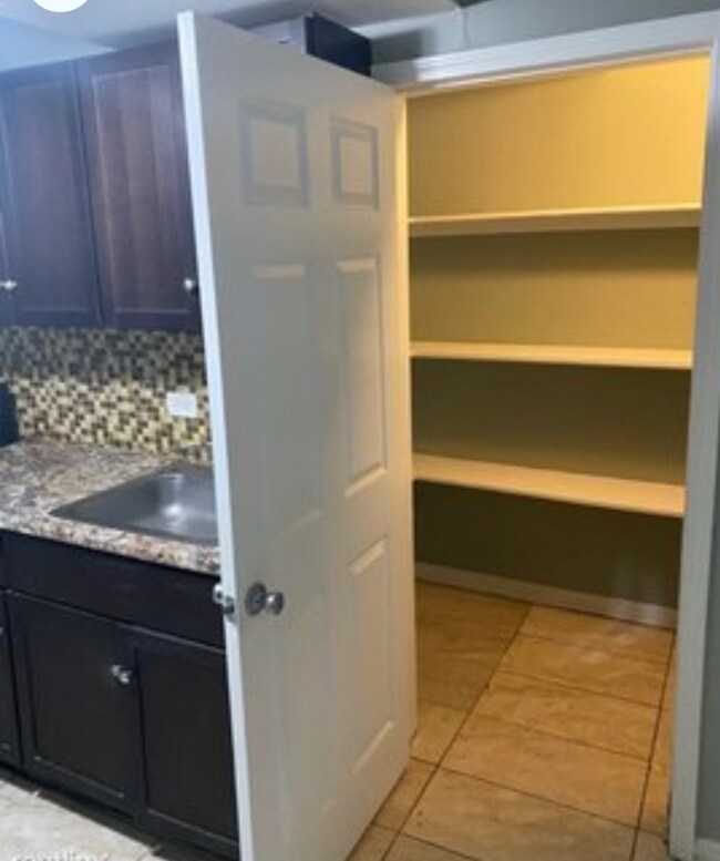 Foto del edificio - 7700 S Cornell Ave