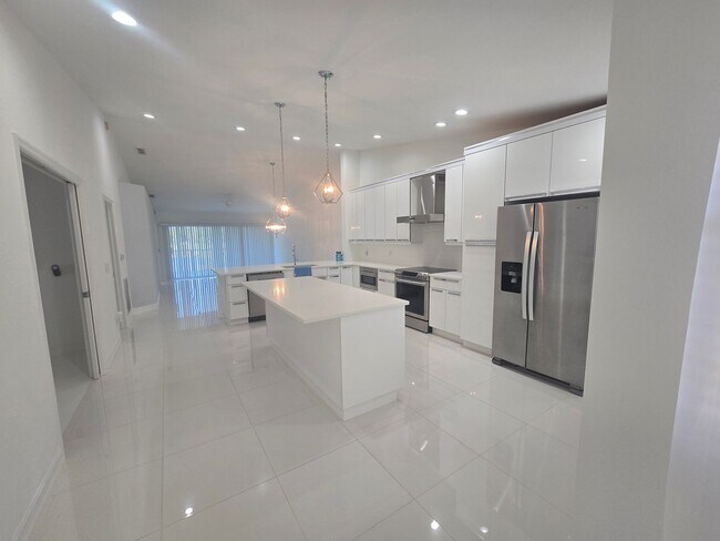 Building Photo - **WHAT A VIEW from your own private screened in balcony!!   Stunning HIGH-END Remodeled 3-Bedroom...