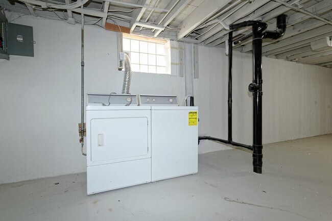 Building Photo - 3554 Jamieson Ave