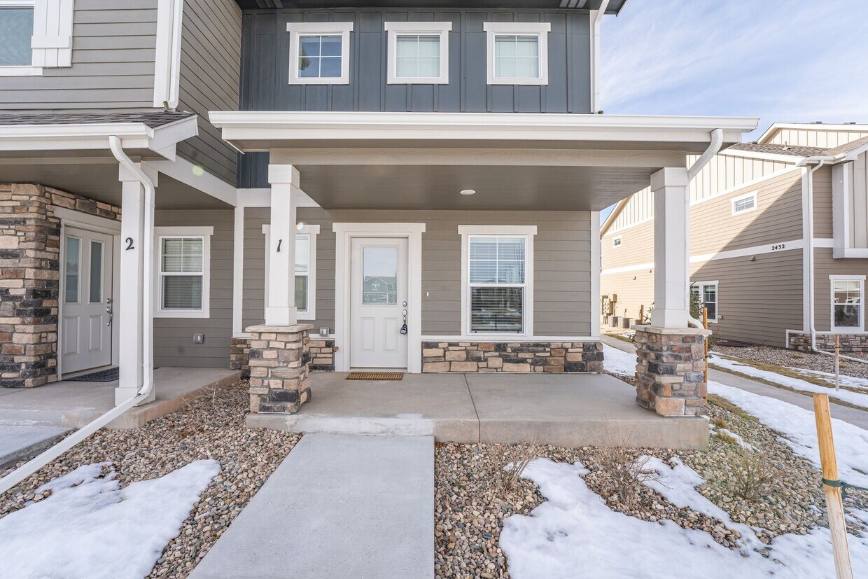 Primary Photo - Stunning 3 Bedroom 2 Bathroom townhome in ...