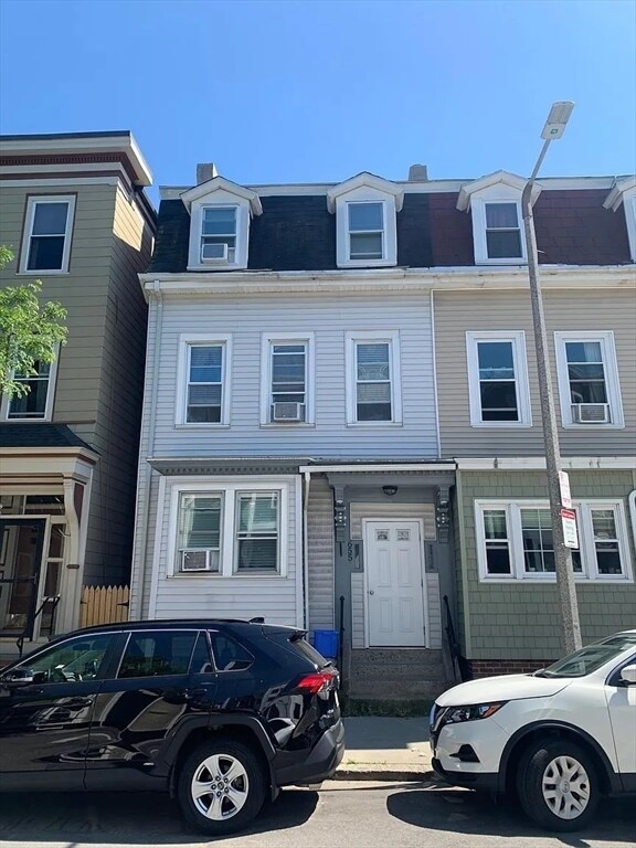Building Photo - 655 E 7th St