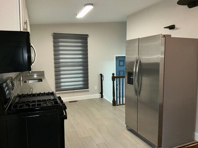 Foto del edificio - Fully updated 4BR 3BA single family rambler in Twinbrook Forest