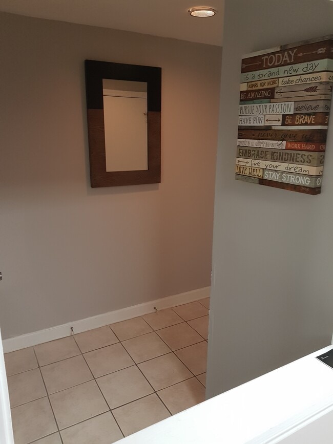 Building Photo - 290 Appleby Dr
