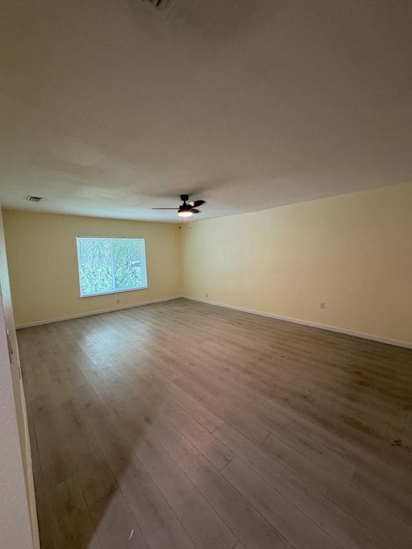 Building Photo - 305 W Country Club Dr