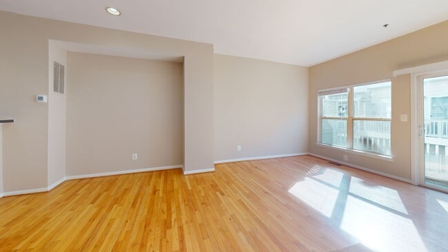 Foto del edificio - U Street Corridor Three Bedroom W/Garage P...