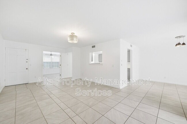 Foto del edificio - 4329 Plaza Gate Ln S