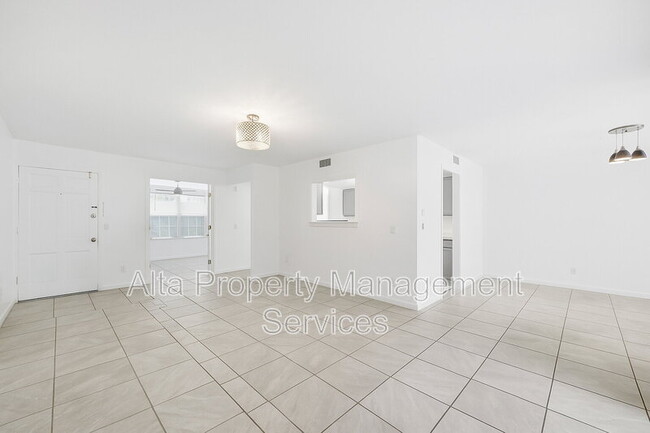 Building Photo - 4329 Plaza Gate Ln S