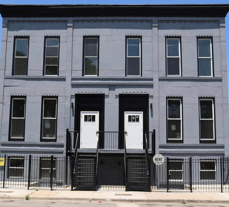 Primary Photo - 2420 W Warren Blvd