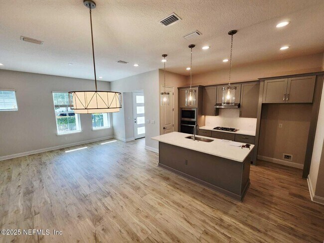 Foto del edificio - 541 Crestview Dr