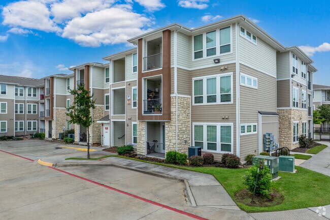 Building Photo - Green Oaks
