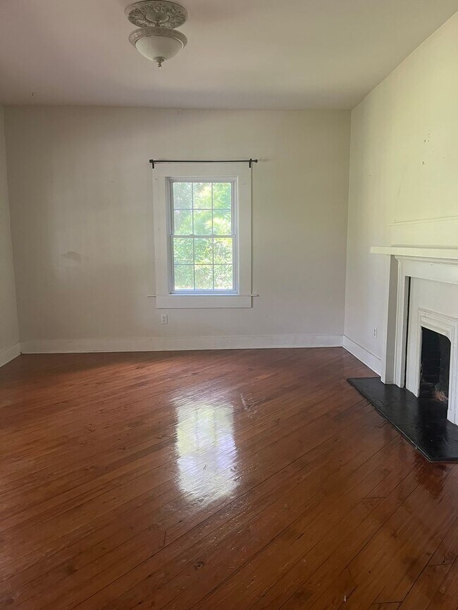 Building Photo - 123 Pond Dr