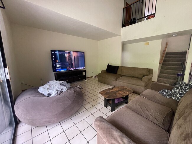 Foto del edificio - Two story 4 bedroom 2.5 bath home for September move in!