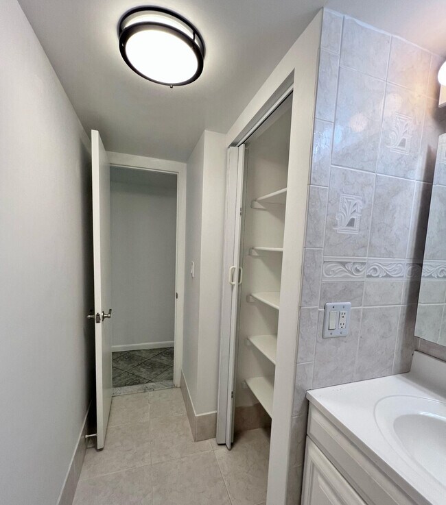 Foto del edificio - 3100 Riverside Dr