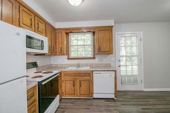 Building Photo - 810-C Golfview Pl