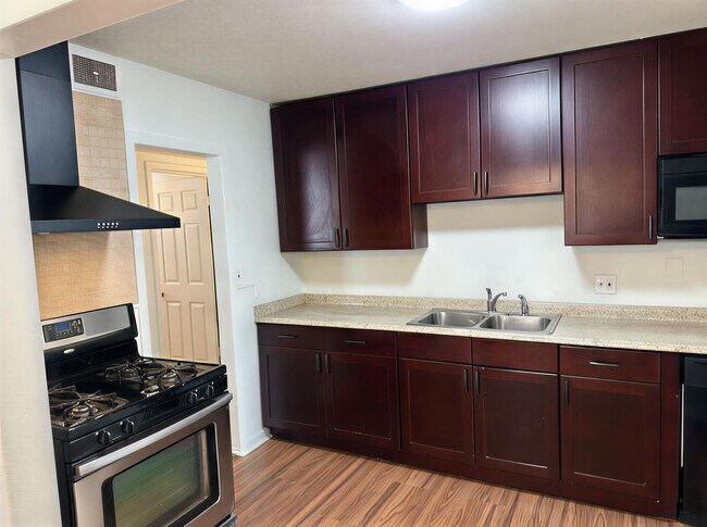 Foto del edificio - Spacious 4-Bed Home with Garage Near I-225...