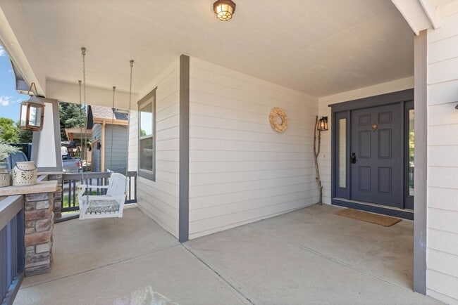 Building Photo - 5 Bedroom Ranch Available in Maple Hill