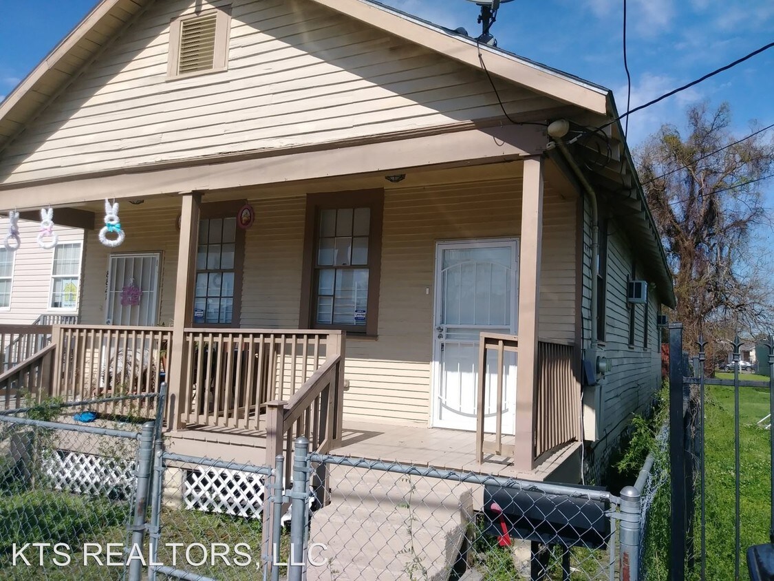 Primary Photo - 8821-8821 Olive St