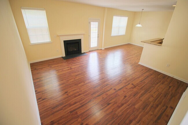 Foto del edificio - 3 Bedroom/2.5 Bath Home with Fenced-in Back Yard! Pet Friendly